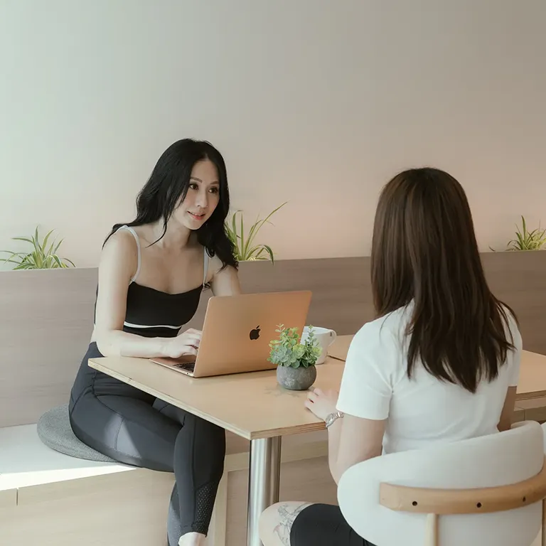 chloe chan therapy in hong kong central sitting with patient